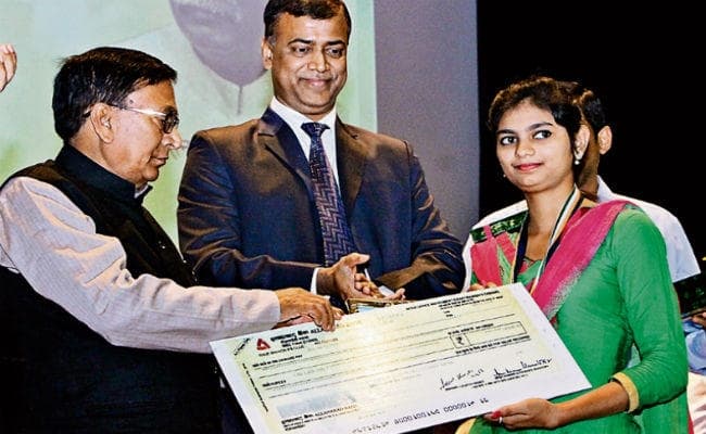 बिहार बोर्ड : टॉपरों को मिले एक-एक लाख और लैपटॉप