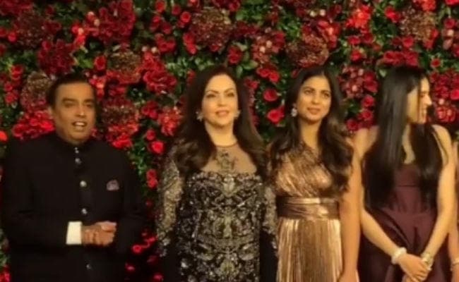 दीपिका-रणवीर के रिसेप्‍शन में जब एक फोटोग्राफर ने कहा- सर जियो नहीं चल रहा...VIDEO