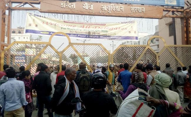 नर्सिंग की छात्रा खूशबू की मौत के बाद IGIMS में छात्राओं का हंगामा, पुलिस ने भांजी लाठियां, मरीजों का रजिस्ट्रेशन बंद