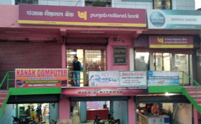 दुमका : पंजाब नेशनल बैंक में भीषण डकैती, हथियार की नोक पर लूट ले गये 35 लाख रुपये