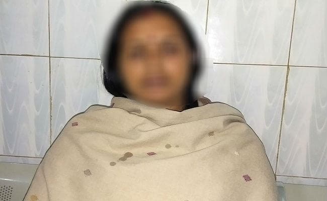 परिजनों की प्रताड़ना और पिटाई से पीड़ित महिला ने जब लिया गांधीगिरी का सहारा, हरकत में आयी पुलिस