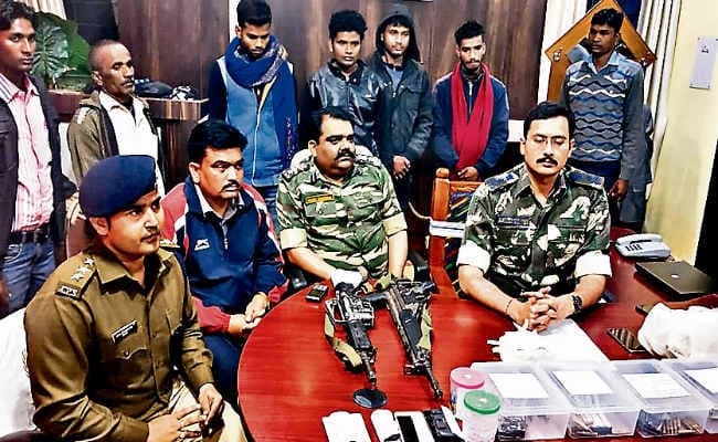 गिरिडीह : आठ उग्रवादी गिरफ्तार विदेशी हथियार भी जब्त