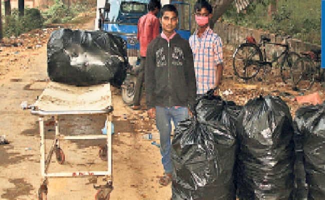 भागलपुर : अस्पताल प्रशासन चेता, उठाया कचरा कहा-अब नहीं होगी ऐसी गलती