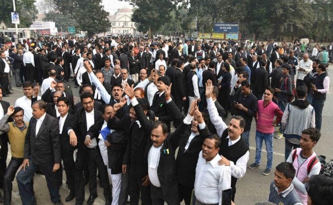 हाईकोर्ट के वकील की दिनदहाड़े गोली मारकर हत्या, विरोध में वकीलों का हंगामा, पुलिस को खदेड़ा