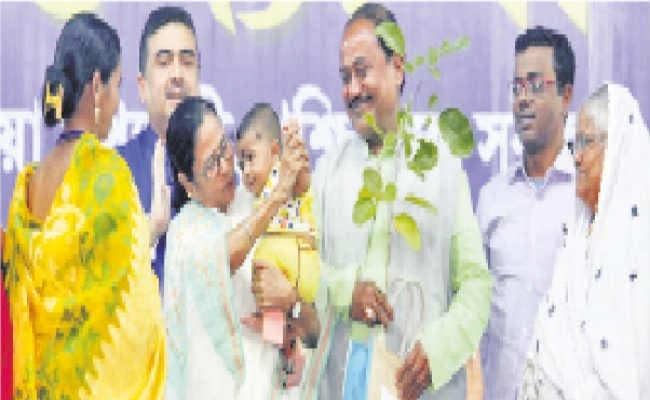 हल्दिया : भाजपा शासित विभिन्न राज्यों में किसान कर रहे हैं आत्महत्या : ममता बनर्जी