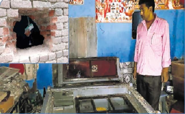 शाम में सुरक्षा को लेकर थाना में बैठक, रात में चोरों ने दो दुकान में  की सेंधमारी