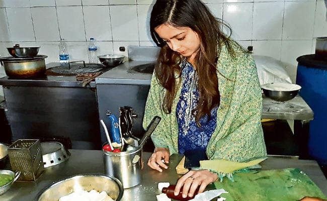 रांची : ...जब एसडीओ ने कई होटलों में की छापेमारी, डोसा प्लाजा से पनीर का सैंपल जब्त