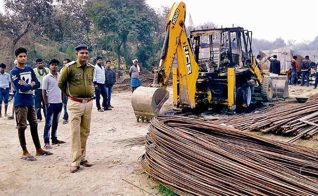 उत्तर बिहार में नक्सली बंद समर्थन में बमबाजी, जेसीबी, बाइक व मजदूरों के टेंट फूंके