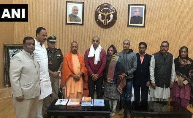 बुलंदशहर हिंसा : सीएम से मिला शहीद का परिवार, एक सदस्य को मिलेगी नौकरी