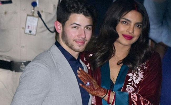 प्रियंका-निक पहुंचे मुंबई, एयरपोर्ट पर इस अंदाज में दिखे