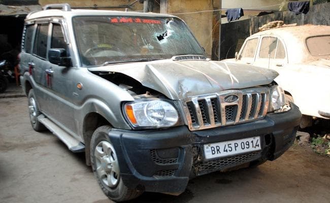 बिहार : शराब से भरी स्कॉर्पियो को छोड़कर कूदे तस्कर, पेड़ से टकरायी वाहन