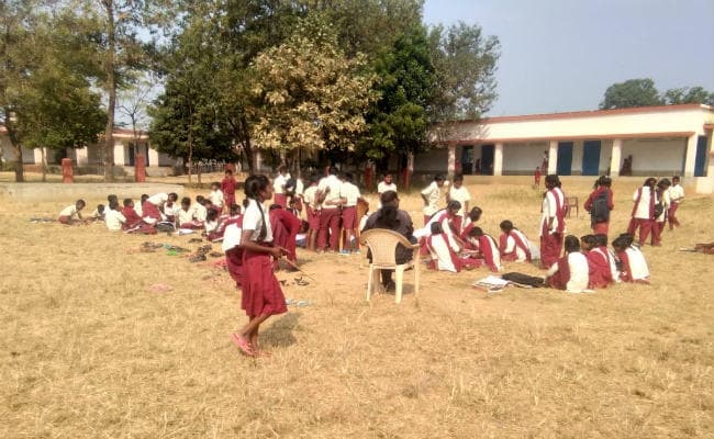 हजारीबाग : पारा शिक्षकों की हड़ताल से बिगड़ रहा नौनिहालों का भविष्य