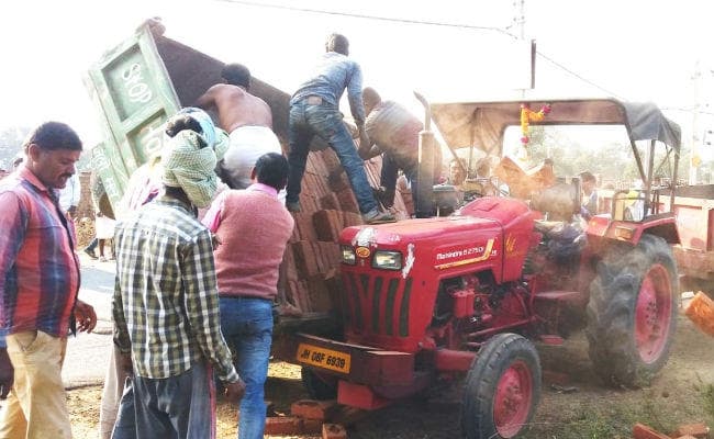 पलामू : ट्रैक्टर की चपेट में आने से एक छात्रा की मौत, दो घायल