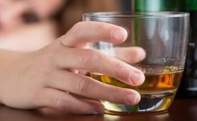 शराब के नशे में धुत महिला ने जमकर काटा बवाल, भीड़ ने हर एक्शन को कैमरे में किया कैद