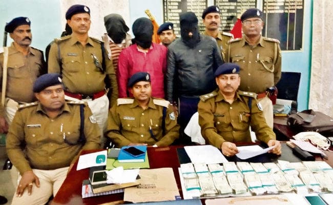 हाजीपुर की एटीएम से  20 लाख की चोरी के मामले का खुलासा, पांच धराये, 11 लाख बरामद