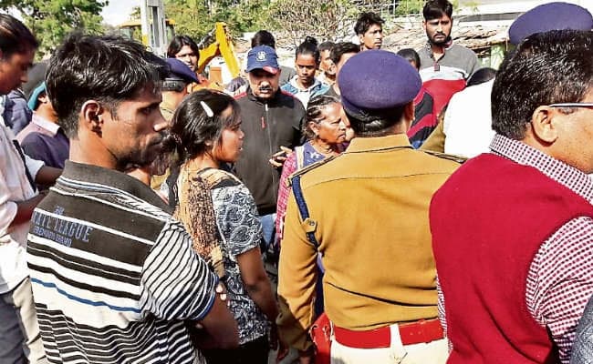 रांची-टोरी लाइन के निरीक्षण पर जा रहे थे डीआरएम पटरी पर लेट गये लोग, 15 मिनट रोकनी पड़ी सैलून