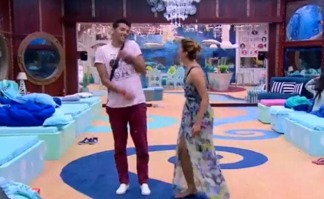 Bigg Boss 12 : जसलीन कर रही थी ”चढ़ती जवानी” पर डांस, रोमिल ने किया कुछ ऐसा, जड़ दिया थप्‍पड़