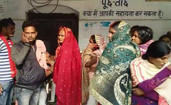 सीवान : सड़क हादसे में दो महिलाओं समेत चार लोगों की मौत, ...देखें वीडियो