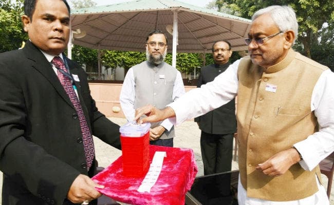 सशस्त्र सेना झंडा दिवस : CM नीतीश ने किया सैनिकों के कल्याण एवं पुनर्वास के लिए अंशदान, जनता से अंशदान की अपील की