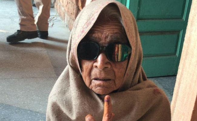 राजस्थान चुनाव : कहीं झुर्रियों वाले चेहरे से तो कहीं घूंघट के पीछे से मुस्कुराया लोकतंत्र