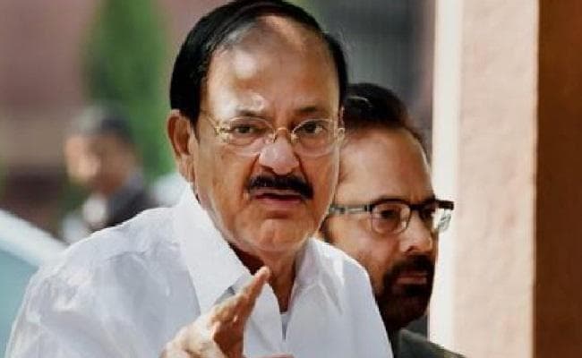 विदेशियों को बेहतर इलाज मिलता है लेकिन अपनों को नहीं मिलता  : नायडू