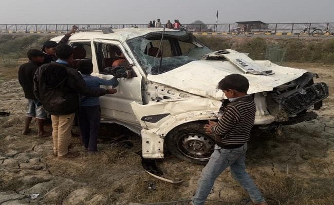 यूपी के बस्ती से सीवान जा रही स्कॉर्पियो गड्ढे में पलटी, दो की मौत, घटनास्थल से मिली शराब की बोतलें