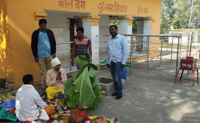 गुमला : जीते जी मां ने मांगी थी मन्नत, मन्नत पूरी हुई तो डीआईजी बेटे ने की पूजा