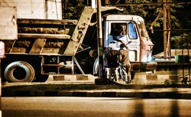 जमशेदपुर : खरकई ब्रिज पर हर रात होता है वसूली का खेल, पैसे लेकर पार कराये जाते हैं बड़े वाहन