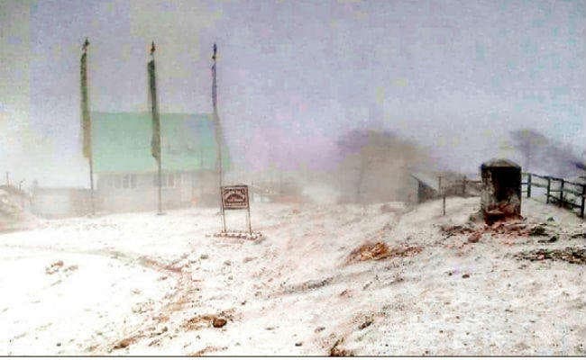 मिरिक :  पहाड़ पर समय से पहले बर्फबारी, सैलानी खुश