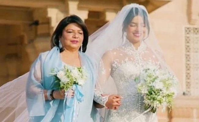 प्रियंका चोपड़ा को क्रिश्चियन वेंडिग ड्रेस में देखकर रो पड़ी थीं मां मधु चोपड़ा, कही ये बात