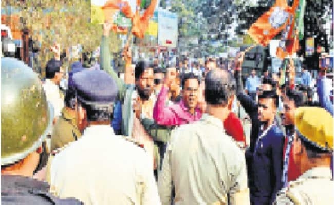 दुर्गापुर :  भाजपा के प्रदेश अध्यक्ष के काफिले पर हमले का भारी विरोध, दुर्गापुर में पुलिस के साथ धक्का-मुक्की