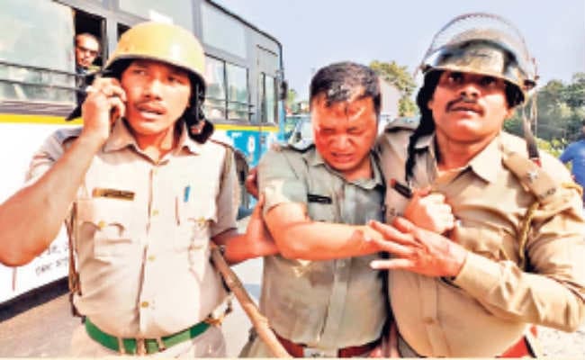 धूपगुड़ी :  भाजपा समर्थकों के साथ पुलिस की झड़प, एएसपी समेत 20 घायल