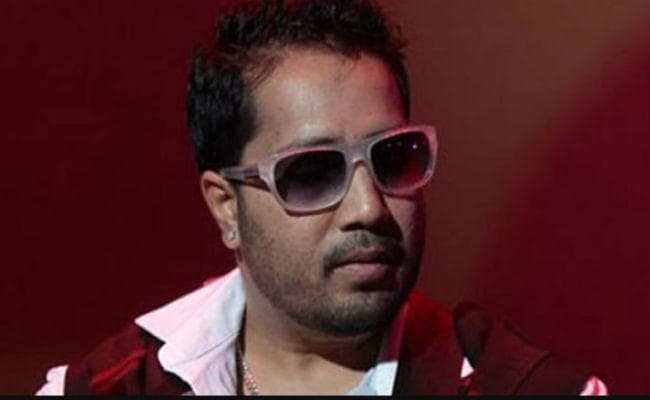 अश्लील फोटो भेजने के जुर्म में गिरफ्तार सिंगर मीका सिंह हुए रिहा