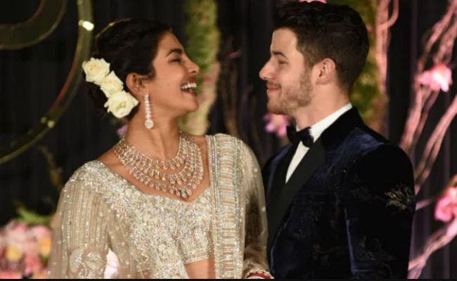 प्रियंका चोपड़ा को ''स्‍कैम आर्टिस्‍ट'' लिखने वाली लेखिका ने माफी मांगी