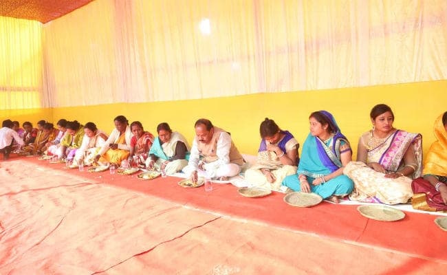 पाकुड़ : जन चौपाल के बाद CM रघुवर ने महिलाओं के साथ जमीन पर बैठकर खाया खाना