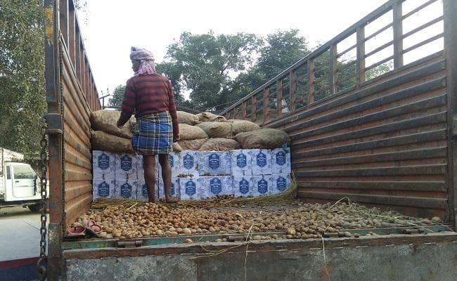 बिहार : सीवान में आलू लदे ट्रक से अंग्रेजी शराब की बड़ी खेप बरामद