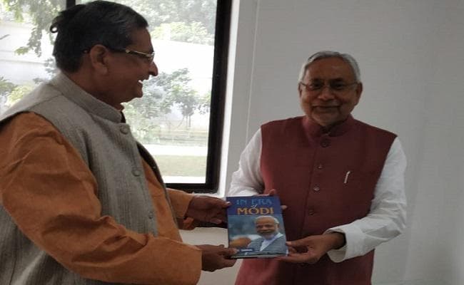 सांसद आरके सिन्हा ने सीएम नीतीश को भेंट की अपनी पुस्तक ''इन एरा आफ मोदी''