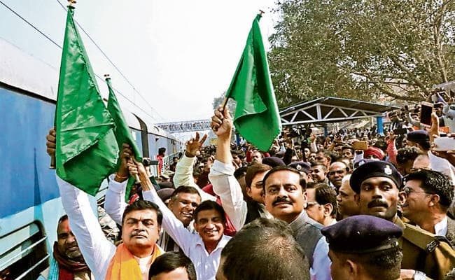 भोजपुर : बिहिया में श्रमजीवी एक्स. का ठहराव शुरू, ऊर्जा मंत्री ने दिखायी हरी झंडी