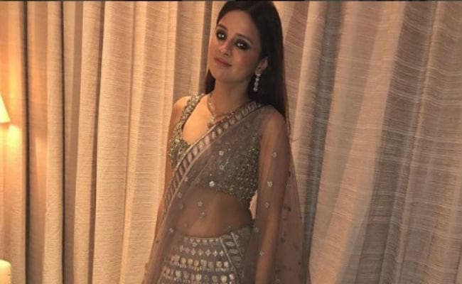 इशा अंबानी की शादी में शामिल होने उदयपुर पहुंची धौनी की पत्नी साक्षी, इस ड्रेस में नजर आ रही हैं खास