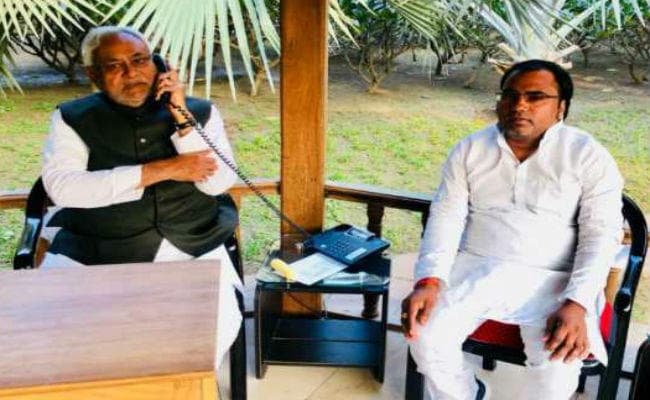 CM नीतीश से मिलने पहुंचे राजद विधायक, तेज हुई सियासत