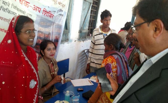 गोमिया में लगा मेगा हेल्थ चेकअप कैंप, 3 सौ से अधिक ग्रामिणों ने करायी स्वास्थ्य की जांच