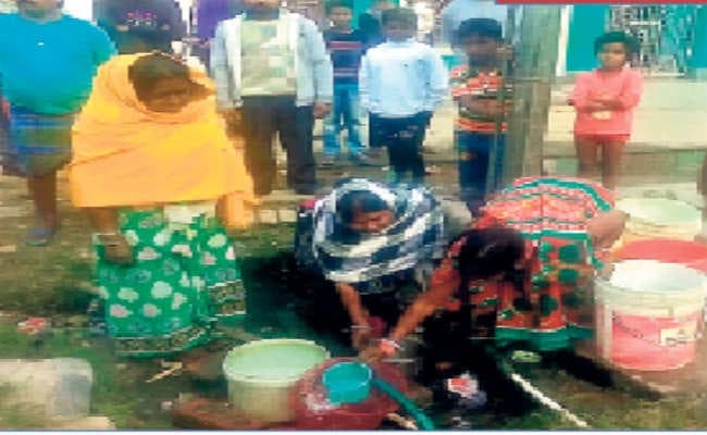 भागलपुर : लोटा-मग से डिब्बे में भरते हैं पानी, रोज होती है मारामारी