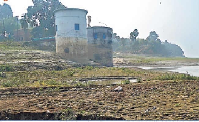 भागलपुर :  इंटक वेल के चारों ओर जमी गाद की मोटी परत, कभी भी बंद हो सकती है जलापूर्ति