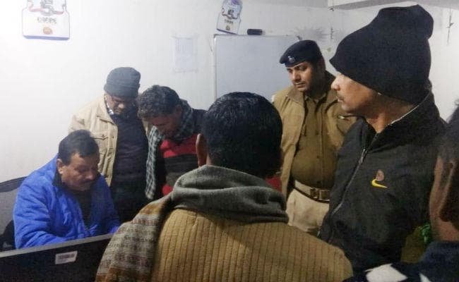 नकाबपोश डकैतों ने बंदूक के बल पर तीन लाख रुपये लूटे, कंपनी के कर्मियों को बंधक बना दिया घटना को अंजाम