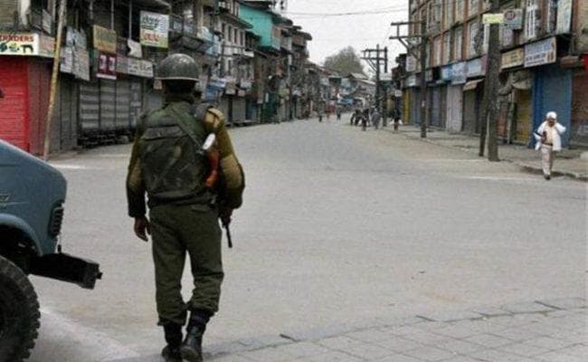 मानवाधिकारों के कथित उल्लंघन को लेकर कश्मीर में अलगाववादियों की हड़ताल से जन-जीवन प्रभावित