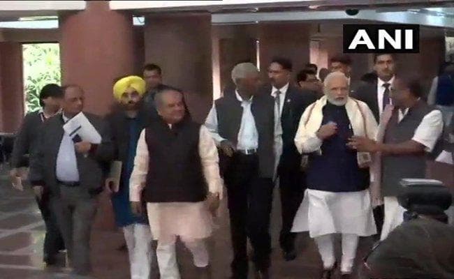 संसद के शीतकालीन सत्र से पहले सरकार ने बुलायी सर्वदलीय बैठक, पीएम मोदी हुए शामिल