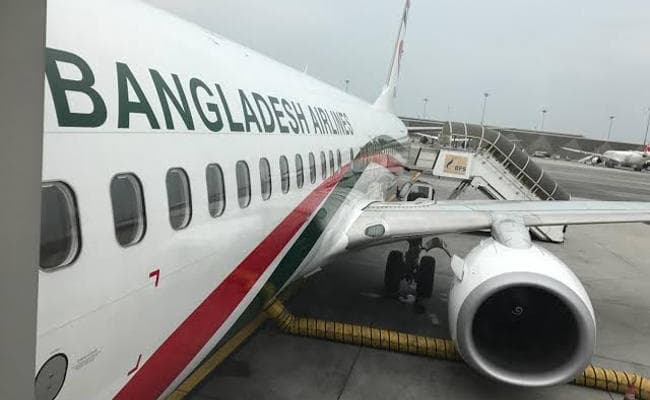 कोलकाता : ढाका से कोलकाता आ रहा विमान लैंडिंग के दौरान पक्षी से टकराया