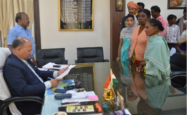 सिमडेगा : गांव में बिजली नहीं, फिर भी विभाग ग्रामीणों को भेज रहा है बिल