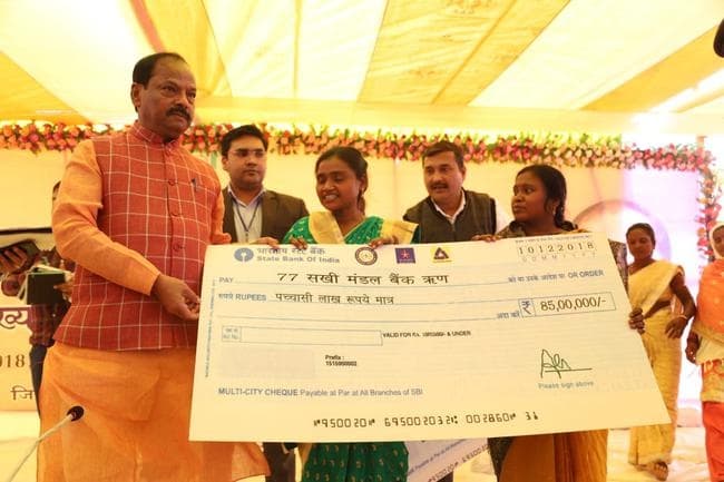 मुख्यमंत्री श्री रघुवर दास ने सखी मंडल के बीच 85 लाख का बैंक लोन दिया