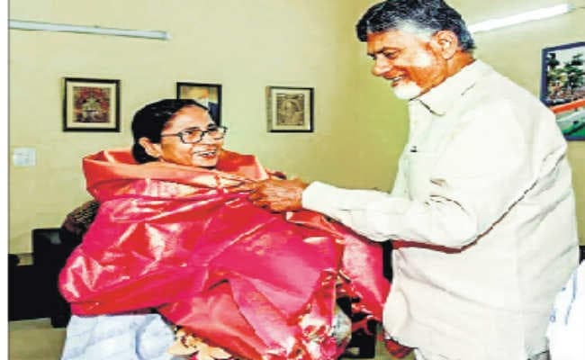 कोलकाता :  भाजपा के विरोध में दिल्ली में जुटे कई दिग्गज नेता, विपक्षी दलों की बैठक में ममता के फॉर्मूले पर बनी सहमति